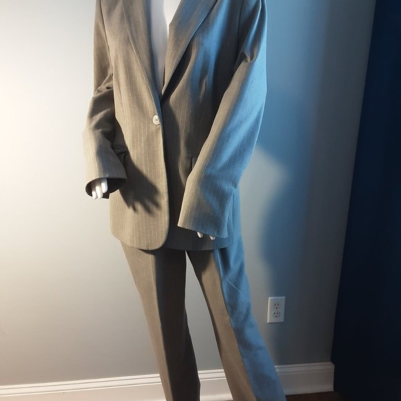 RETRO STYLE GRAY PINSTRIPE SUIT by LIZ CLAIBORNE - Picture 4 of 11